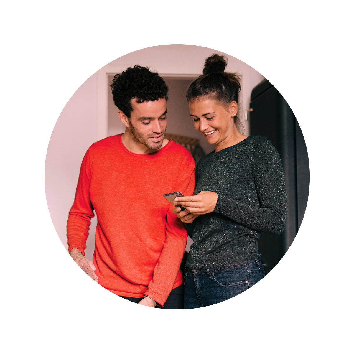 Couple-in-their-kitchen-looking-at-mobile-phone_round_900PX.png