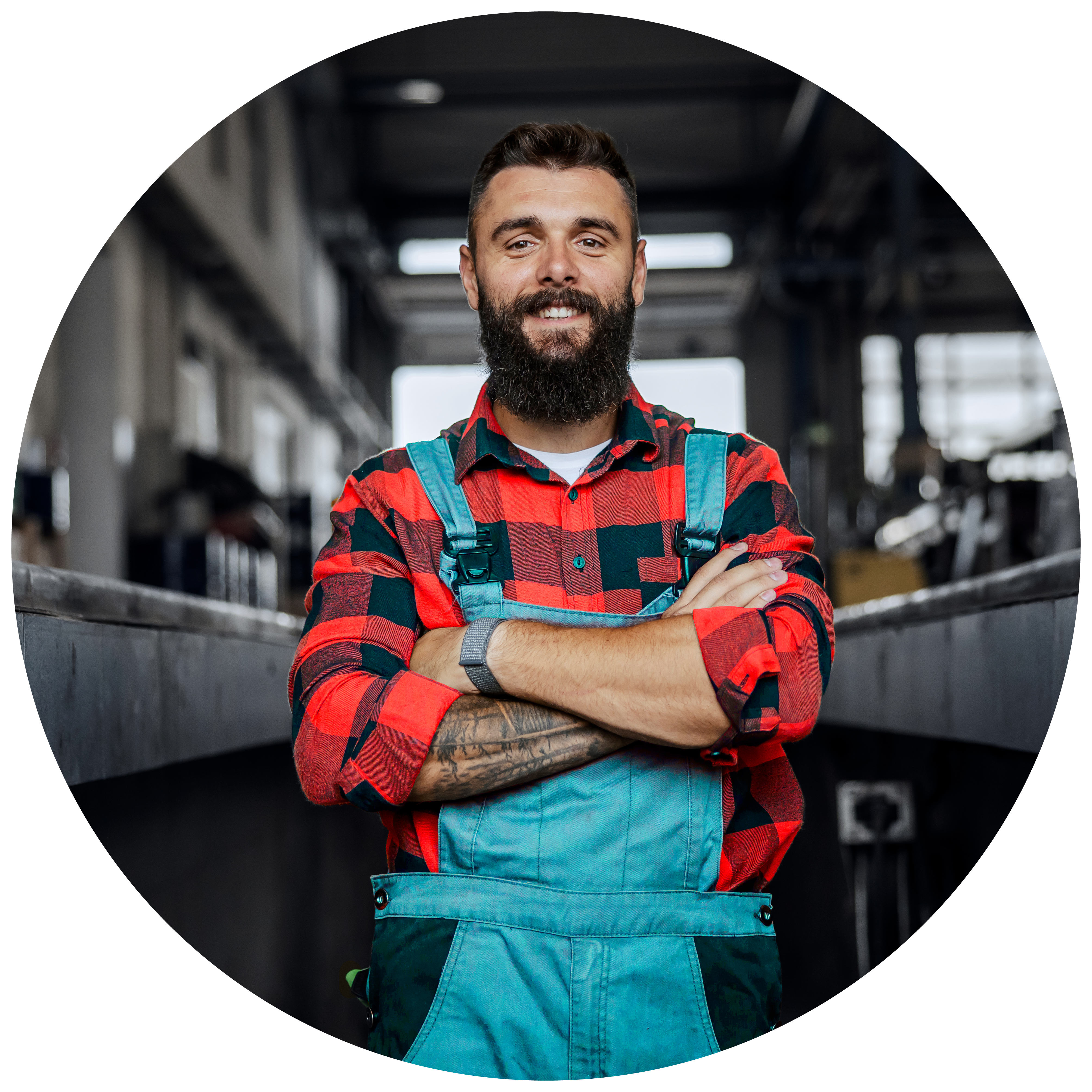Tradie-man-smiling-factory_round