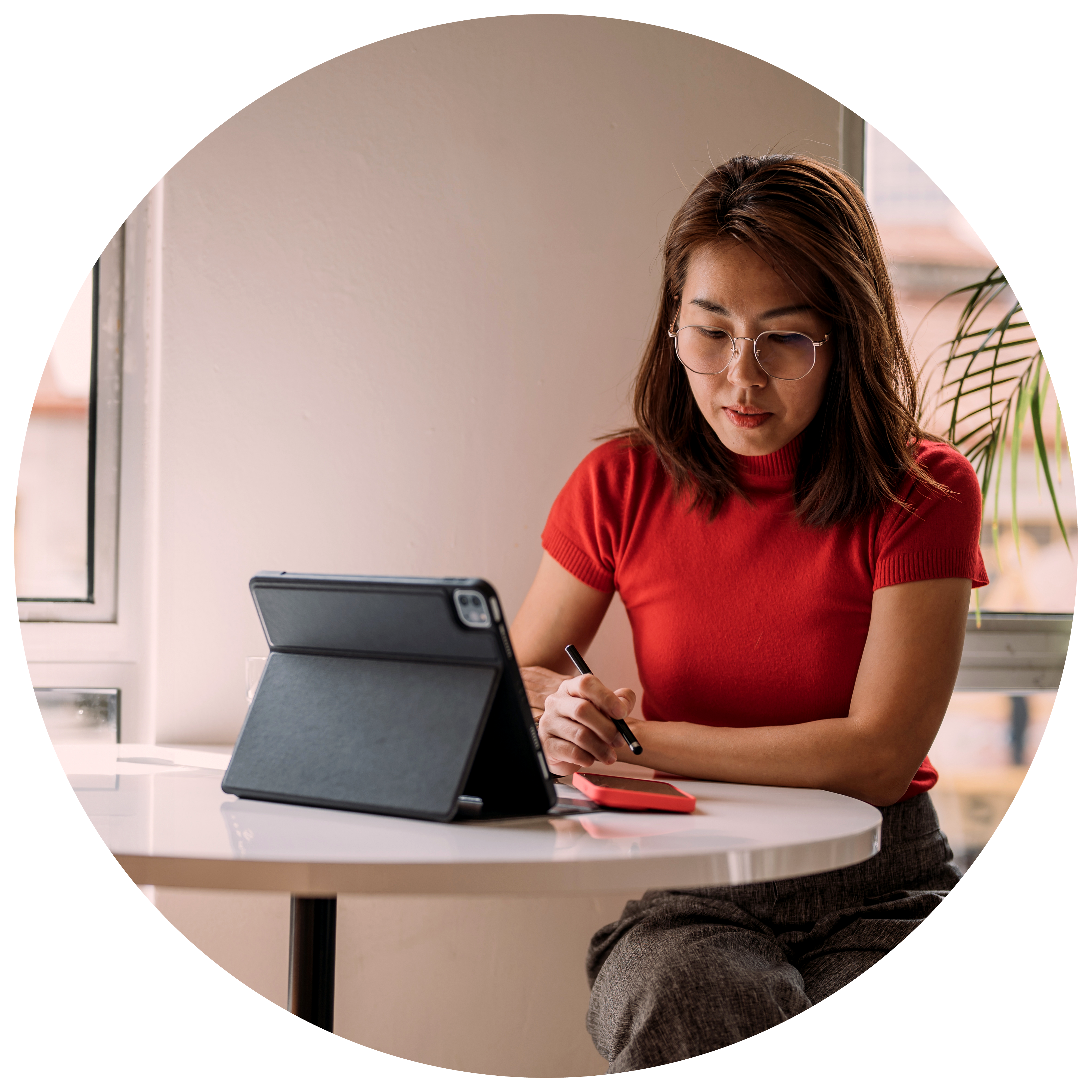 Business-woman-working_adjusted-round